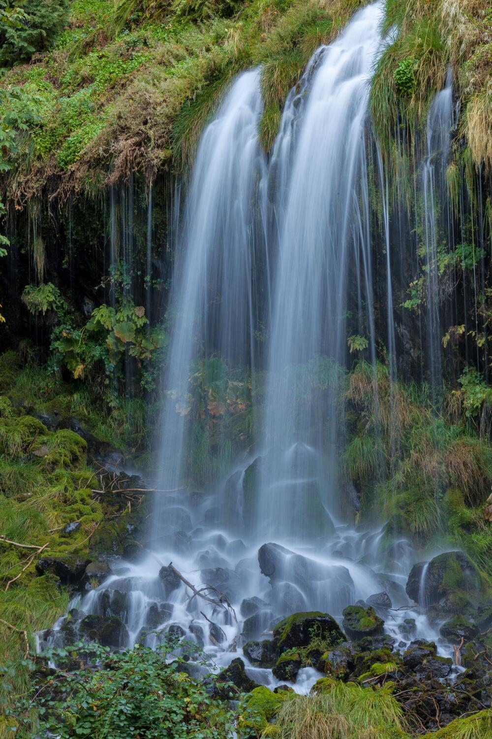 This California town has a breathtaking waterfall — and no legal way for the public to get there