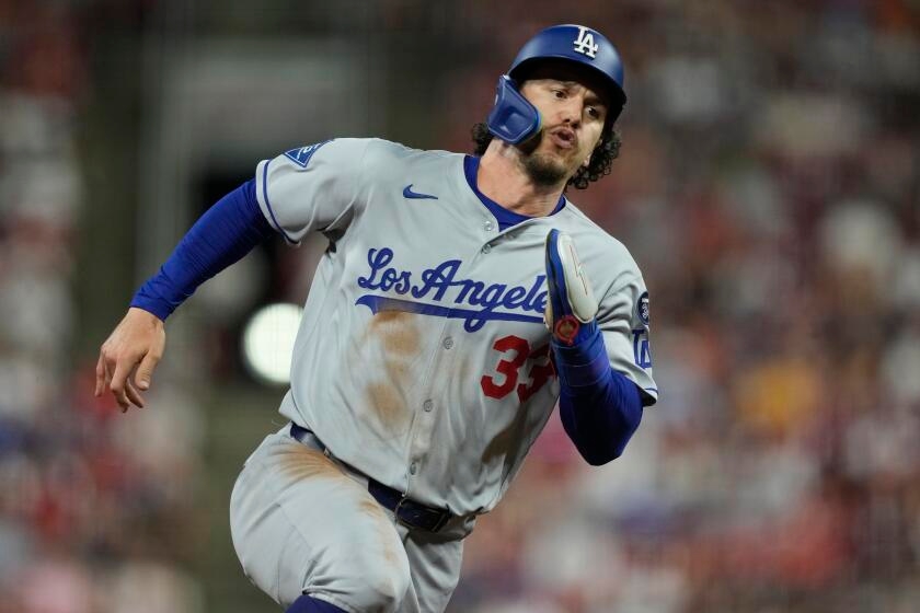 Will Smith, Freddie Freeman have clutch hits as Dodgers defeat Reds