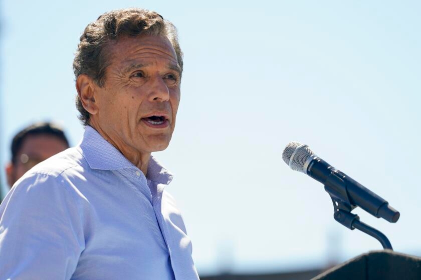 Villaraigosa, despite climate credentials, pivots toward oil industry in run for governor