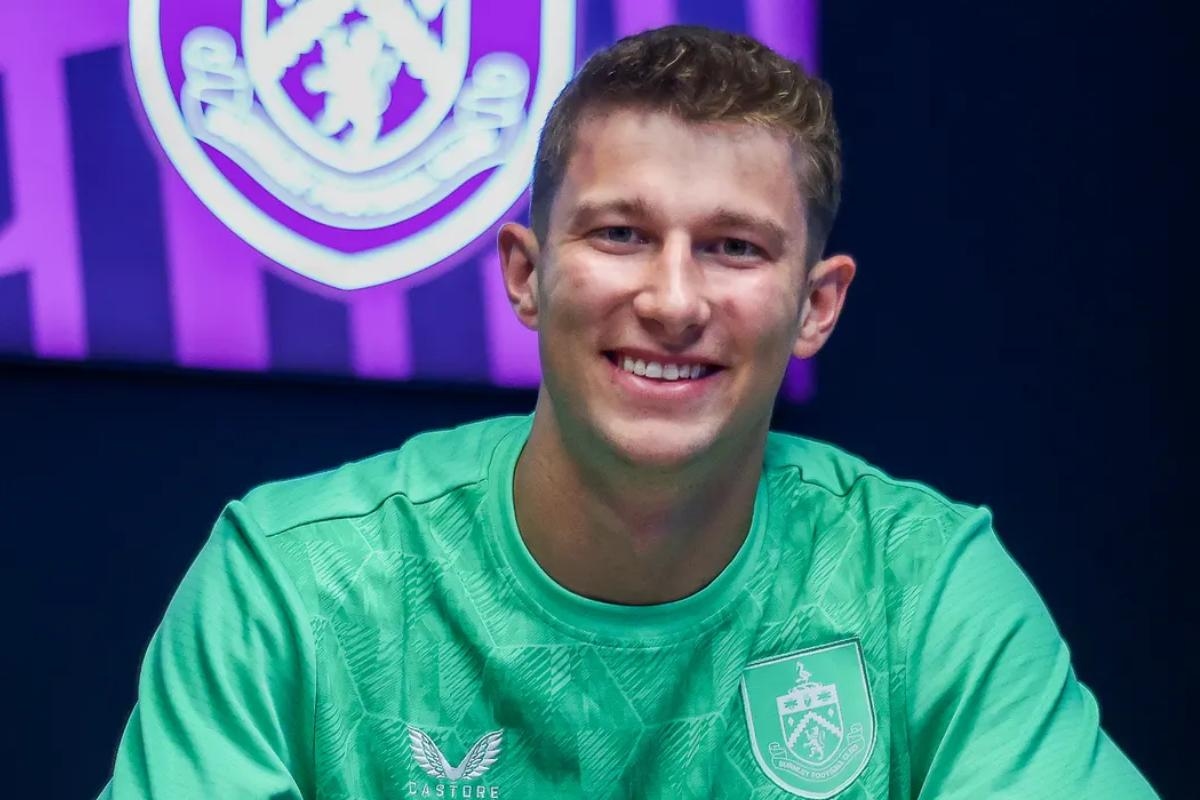 Clarets bolster goalkeeping department as Weiß pens long-term deal