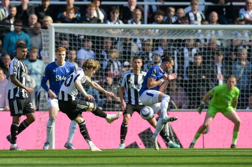 Anthony Gordon slammed for 'dive' as angry Everton reaction backed