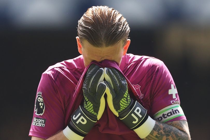 Everton could fill problem position with nine free transfers after double departure
