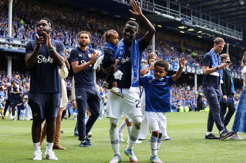 Everton midfielder teases supporters as talks over new deal progress