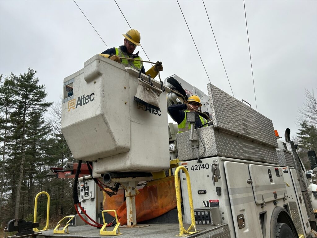 Maine lawmakers move forward with changes to 2021 transmission line referendum