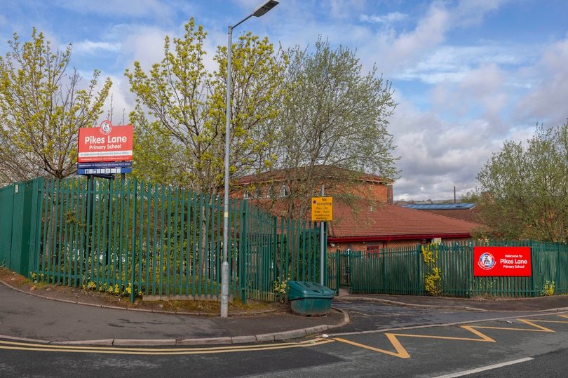 Primary school teacher banned from classroom after online chats with undercover cop