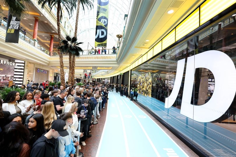 Air raid sirens, surging crowds and Usain Bolt greet Trafford Centre's new JD Sports