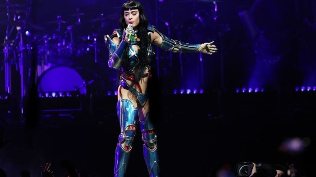 Katy Perry Expertly Braves Fan Intrusion in Lifetimes Tour Video