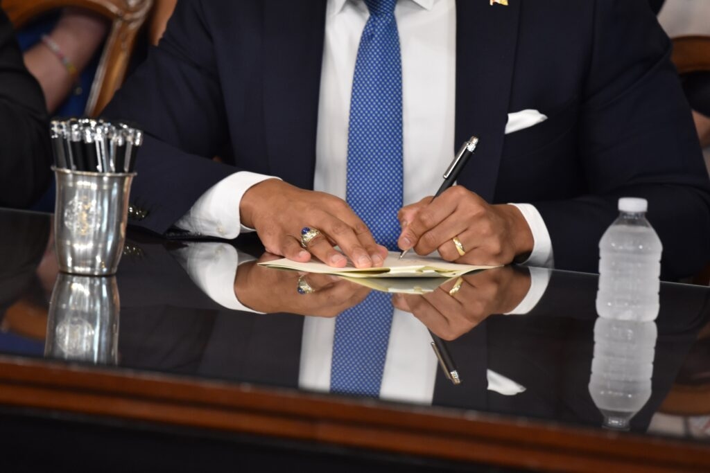 Governor touts bipartisan partnership in signing hefty bill package for veterans