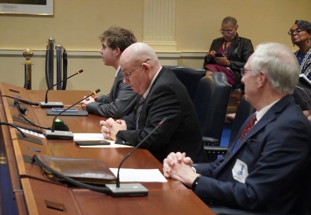 Dialing up a solution: Bills would require all school systems in state to cell phone policies