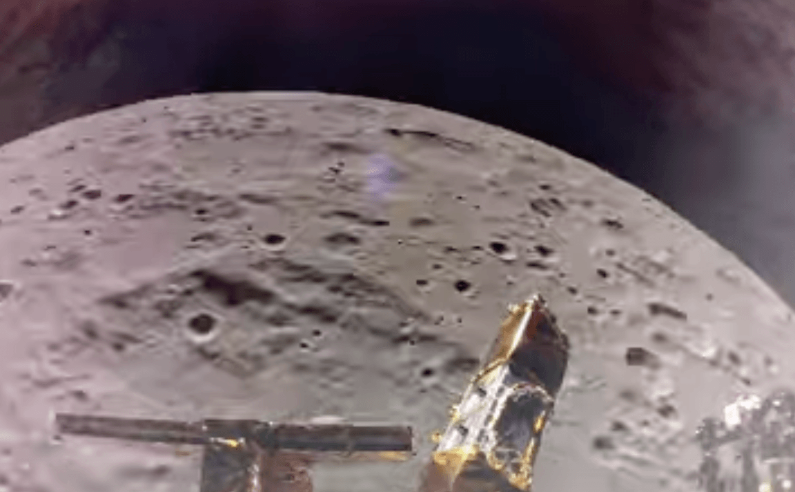 Spacecraft swoops around moon to prepare for landing, snaps footage