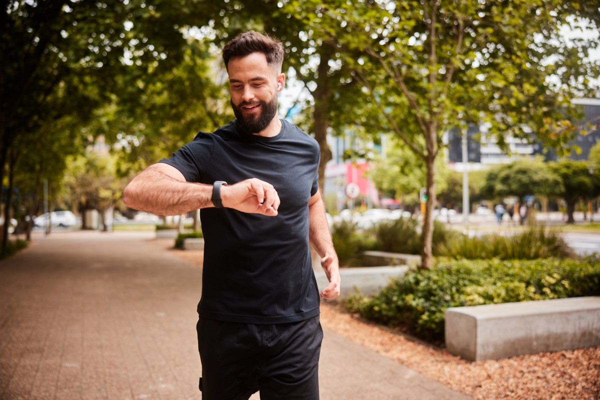 Biochemist Shares Why Walking 10,000 Steps a Day Is a Waste of Time