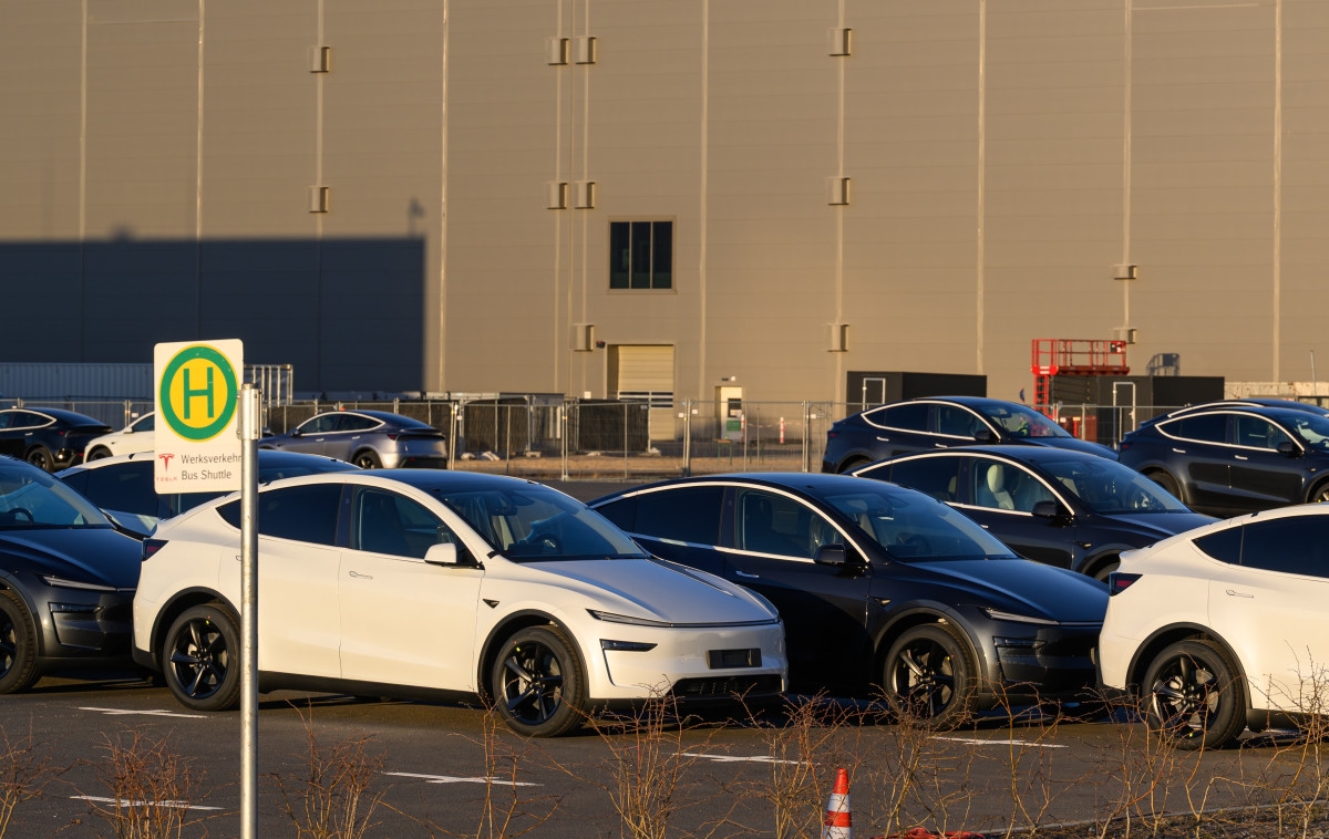 Warning Signs for Tesla: New Model Y Struggles to Find Buyers
