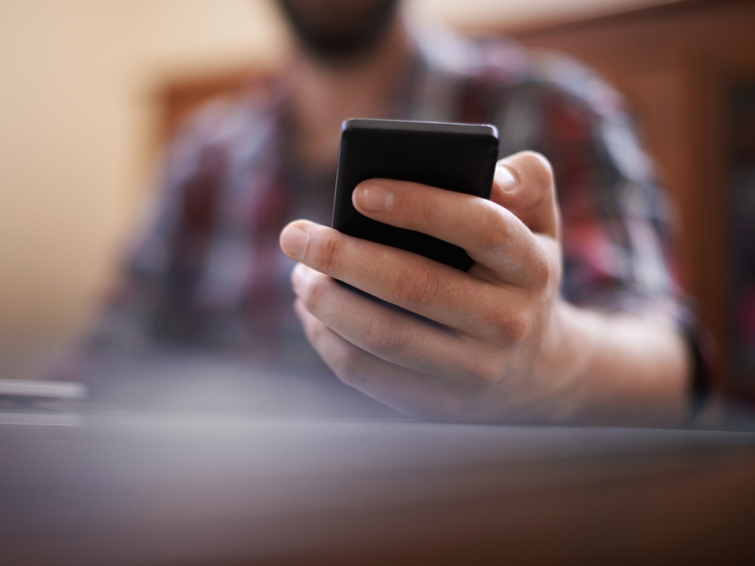 Here's What to Text a Woman Who Takes Forever to Respond