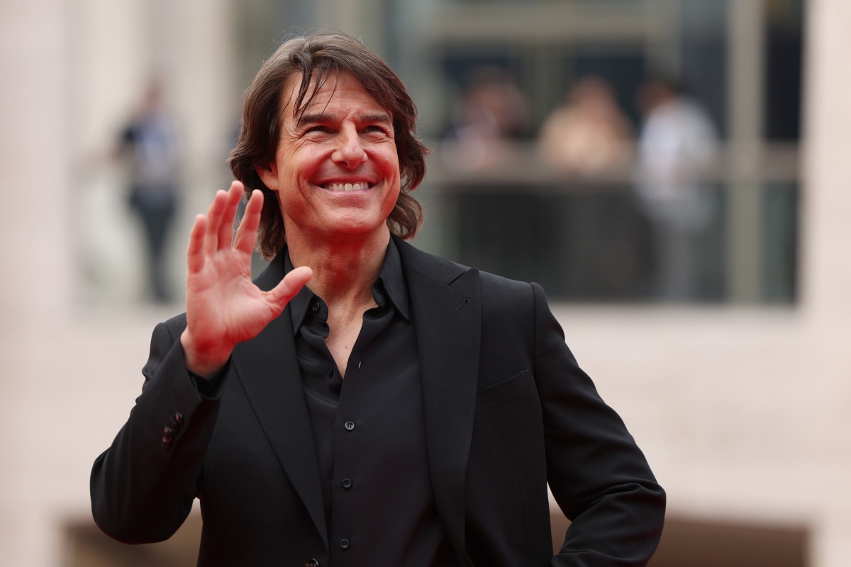 Tom Cruise Stuns Fans With Jaw-Dropping Parachute Stunt Video