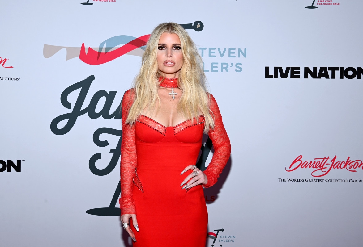 Fans Slam Jessica Simpson's 'American Idol' Performance: 'Cringe'