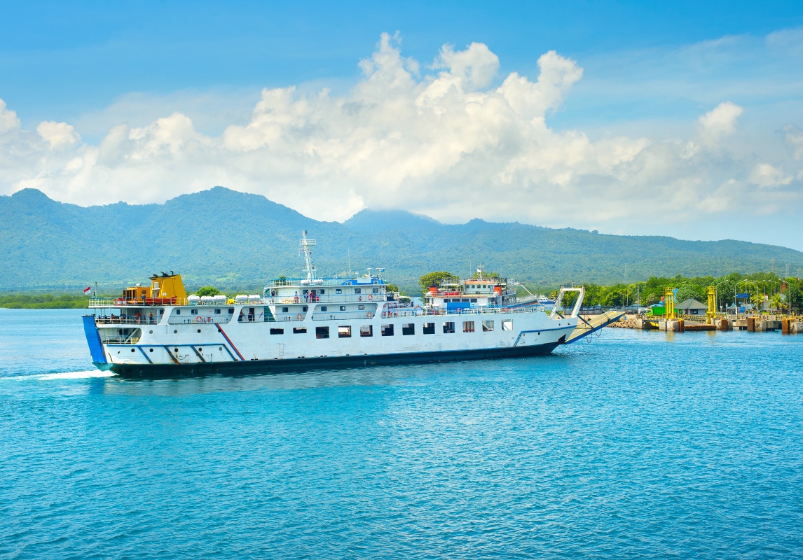 Packed Tourist Ferry Sinks Off Popular Vacation Spot