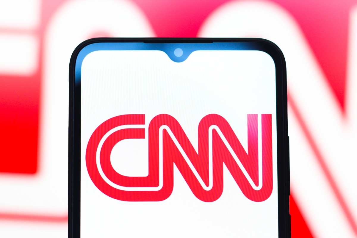 CNN Anchor Delivers Breaking News Live as Earthquake Strikes Istanbul
