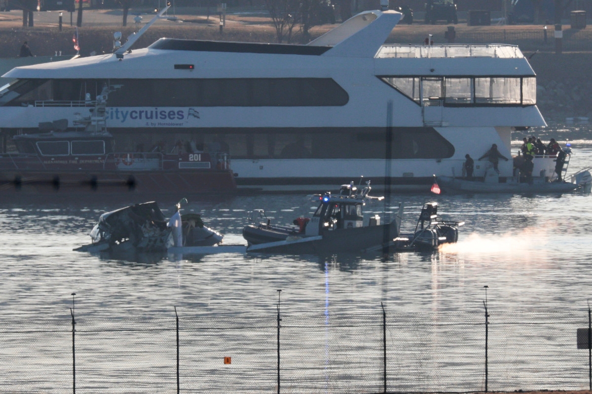 Officials Issue Grim Update in Search for Potomac Plane Crash Survivors