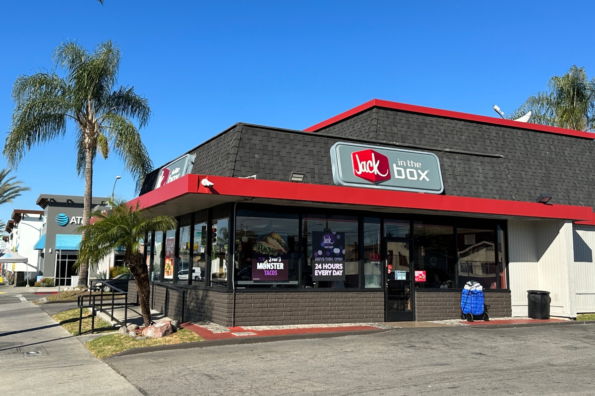 Beloved Fast Food Chain Makes Telling Move After Closing Hundreds of Locations