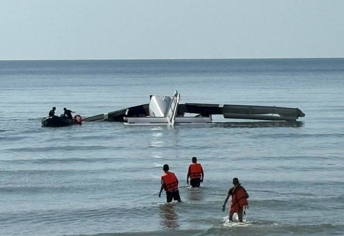 6 Police Officers Dead in Beach Plane Crash