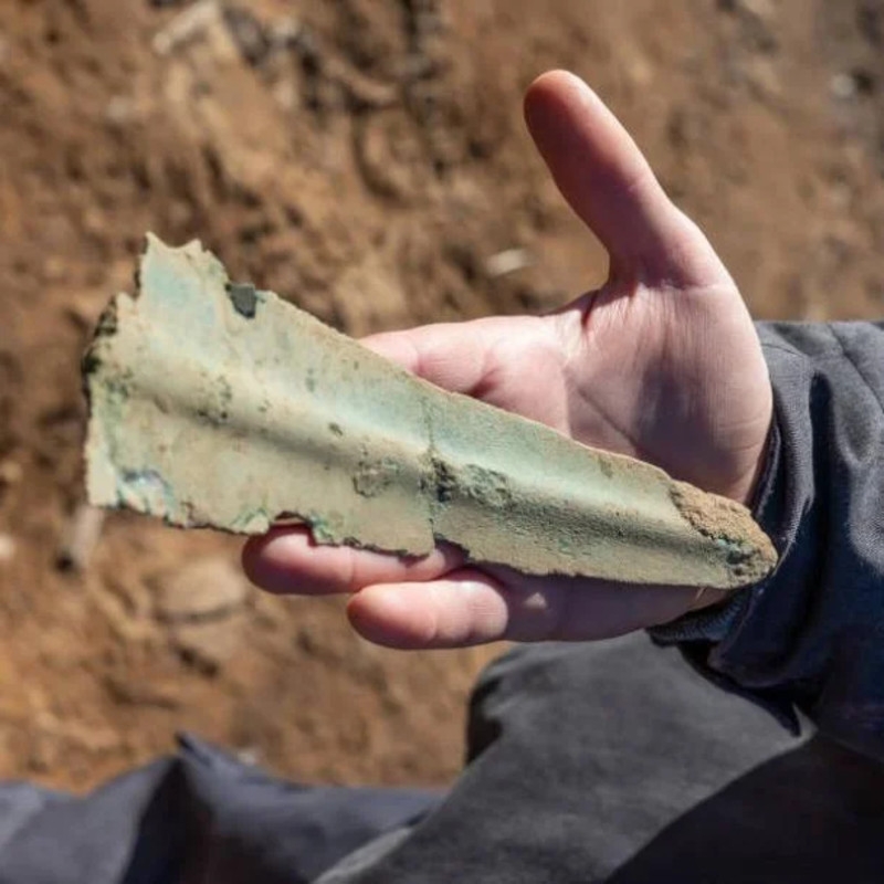 Archaeologists Find Well-Preserved Bronze Age Daggers