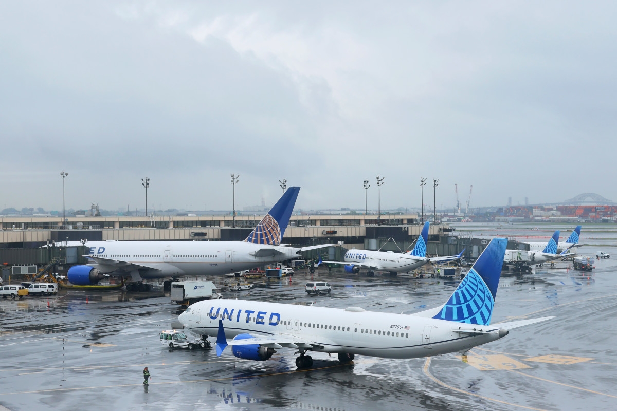 Pilot Warns Passengers Against Using Seatback Pocket