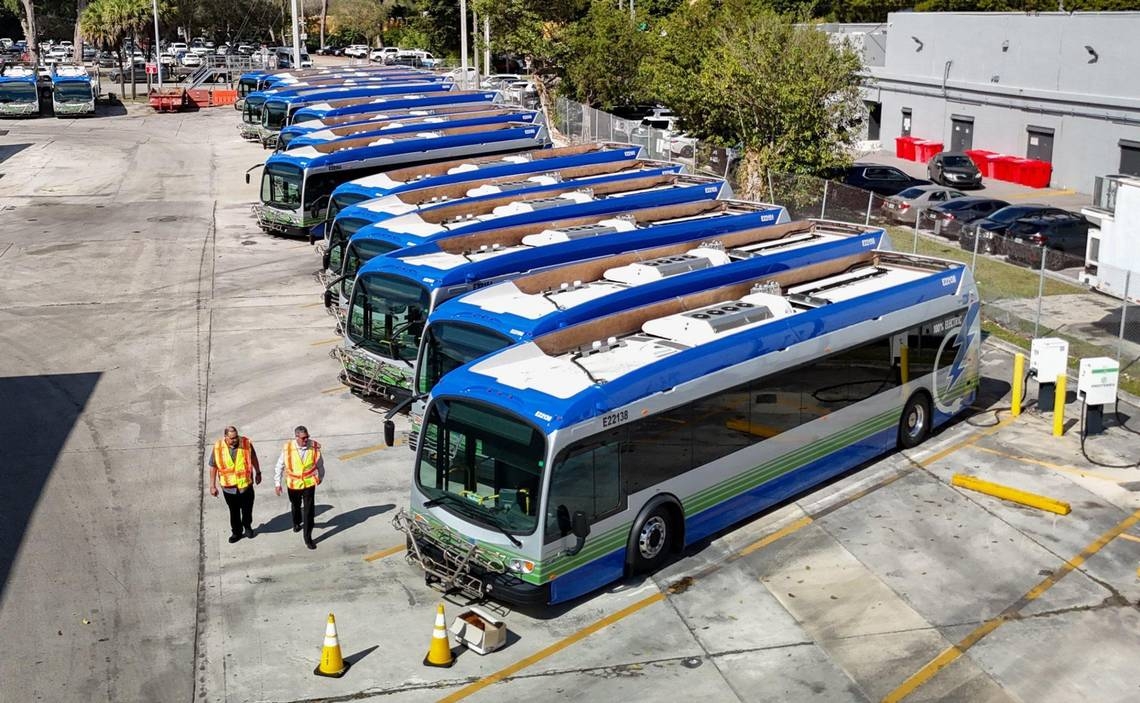 Miami-Dade bus driver accused of killing two passengers. Was he allowed to be armed?