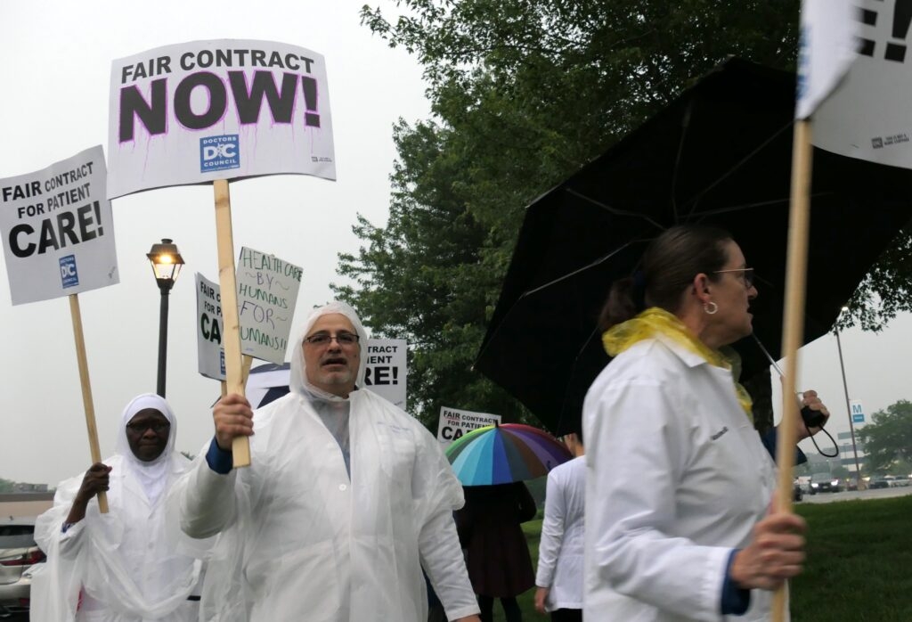 Unionized doctors picket outside Allina clinics in first for Minnesota