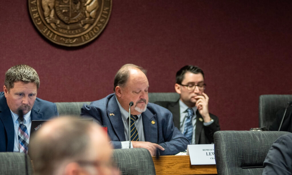 Missouri lawmakers seek to restrict cell-phone use in high schools statewide