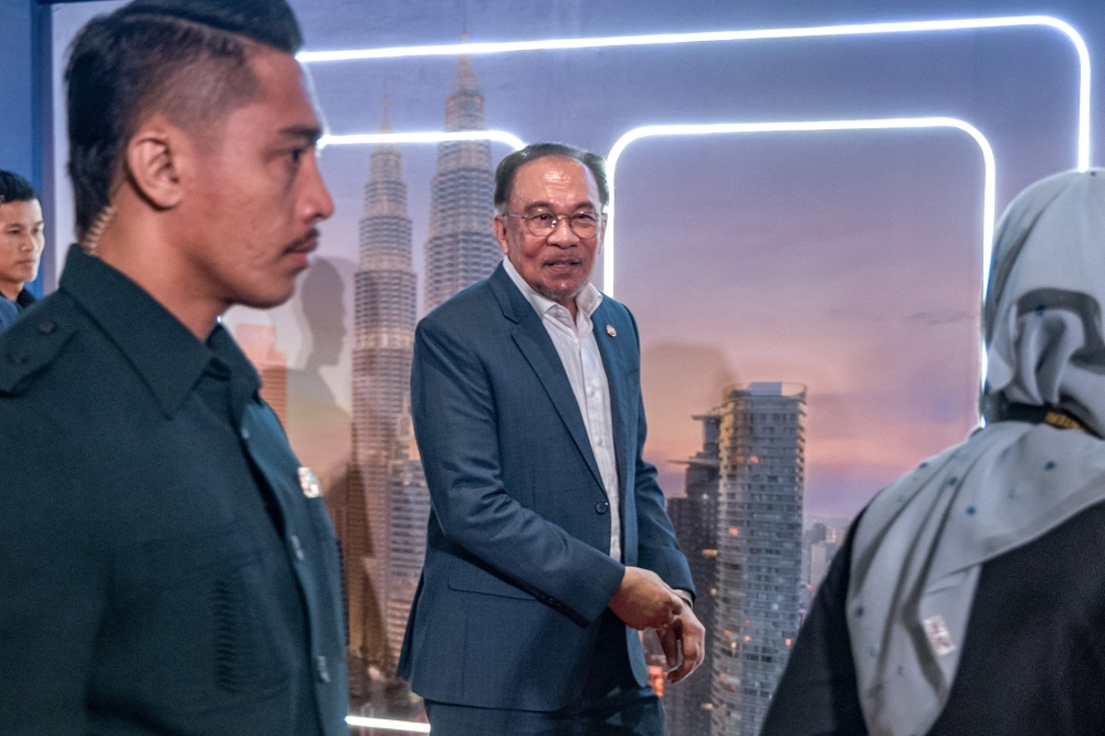 PM Anwar's playful dilemma: Which team to cheer for as Man United faces Asean All Star on May 28