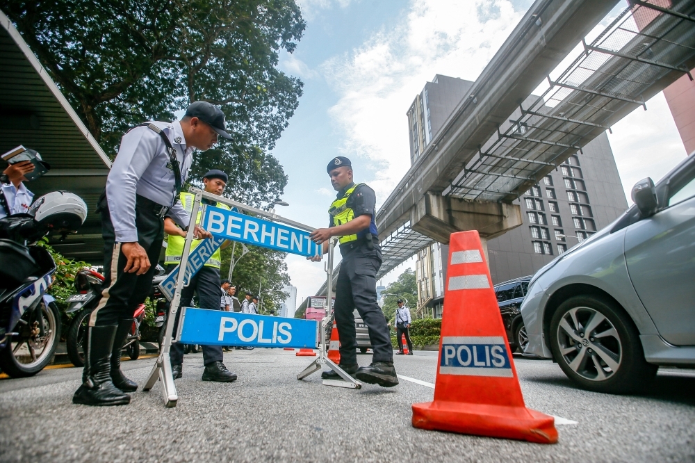 Klang police say seized bike shown in viral clip fleeing Bukit Raja roadblock (VIDEO)