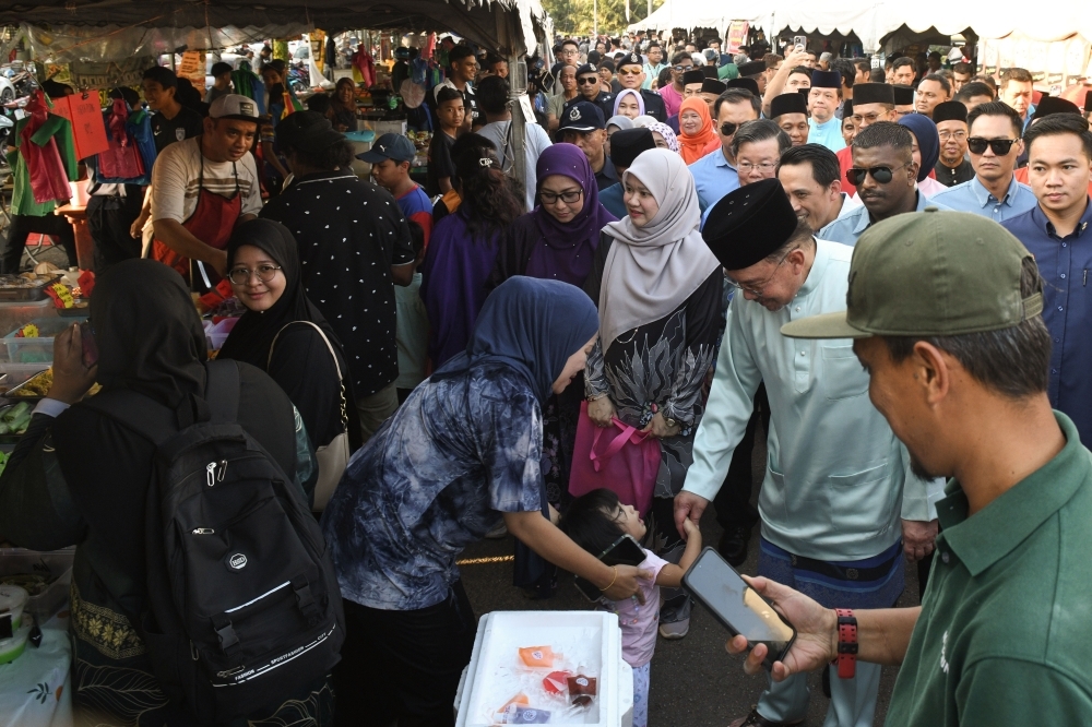 PM Anwar tells states to resolve poverty and flood issues, praises Penang's housing initiative