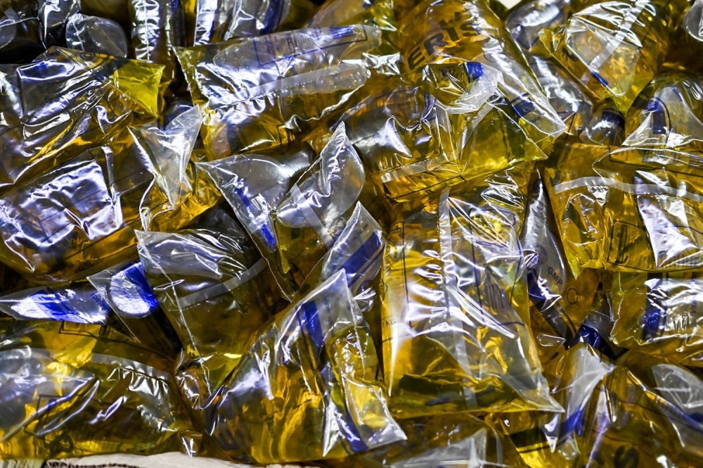 Cooking oil shortage hits Johor as 1kg, 2kg bottles disappear from shelves