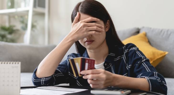 Canadians defaulting on non-mortgage bill payments
