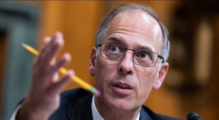 Economist Mark Zandi says US is on 'precipice of recession.' How to weather the fallout if — or when — it hits