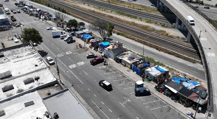 Oakland clears homeless encampment, moves 70 to shelter — but advocates say city's outreach efforts fell short