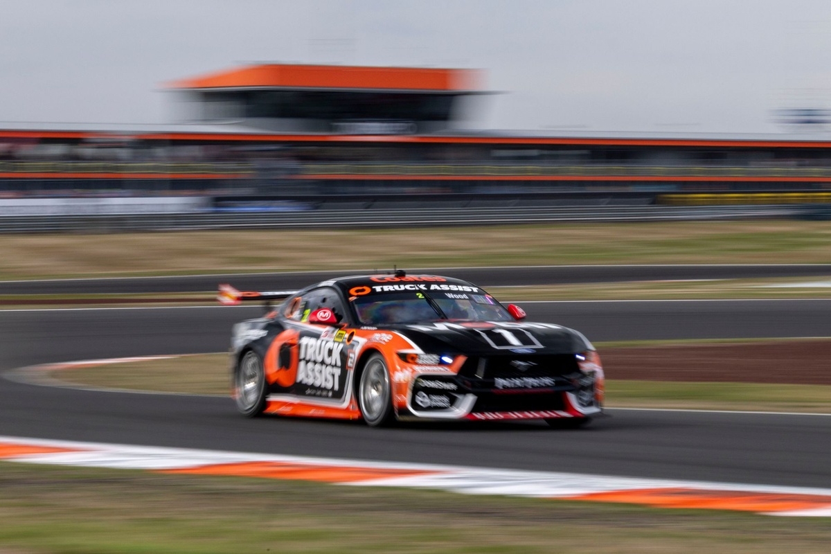 Ford and Chevrolet split Supercars wins at Wanneroo