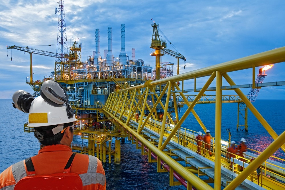 Oil Rig Count Falls by 8; Crude Prices Headed for Modest Weekly Declines