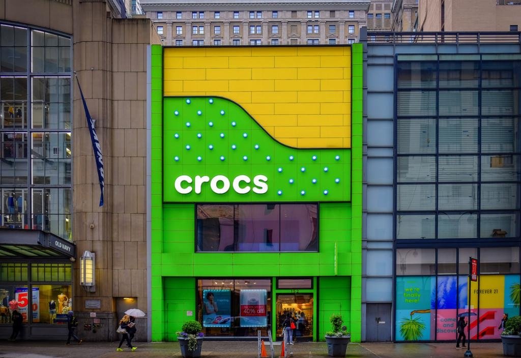 Crocs Gives Weak Quarterly Outlook, Decides Against Reinstating 2025 Guidance; Shares Drop Intraday