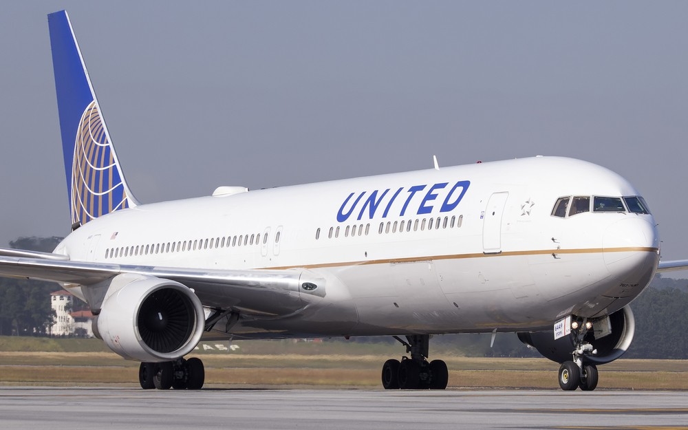 United Airlines Quarterly Earnings Drop Less Than Expected, Revenue Misses Views