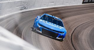 Slow stop slumps Chase Elliott's winning chances at Kansas; Hamlin also derailed
