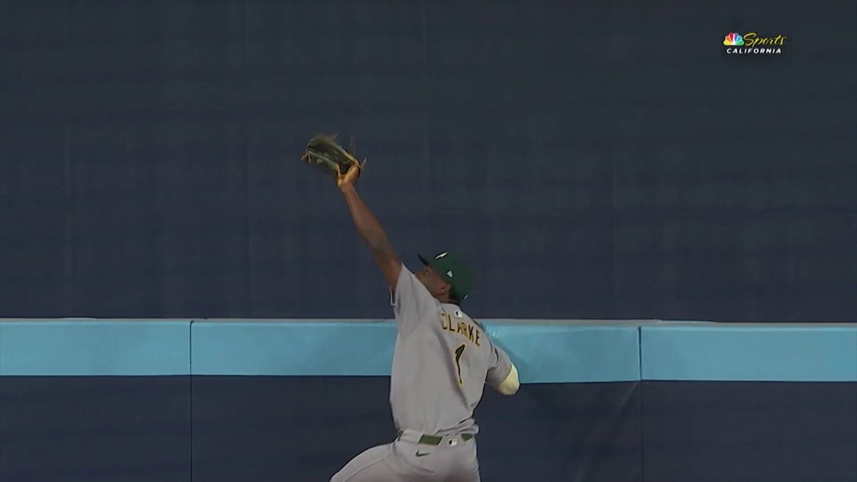 Clarke robs homer with wild wall-scaling catch vs. Blue Jays