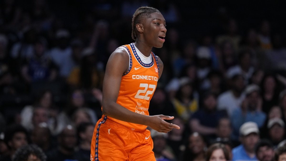 Saniya Rivers scores 17 points off the bench