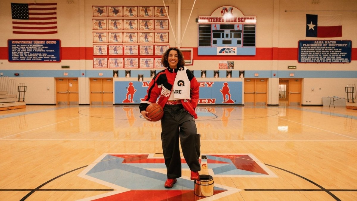 Lisa Leslie surprises Aaliyah Chavez with the Gatorade Player of the Year Award