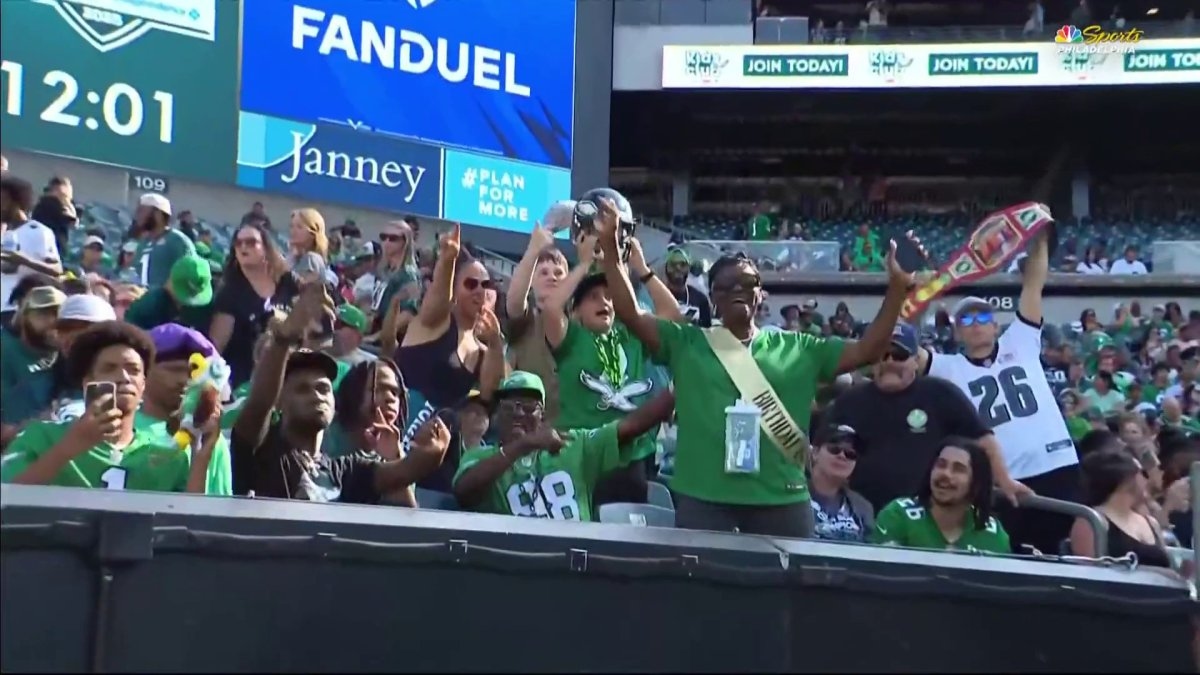 Eagles open practice draws over 60,000 Birds fans