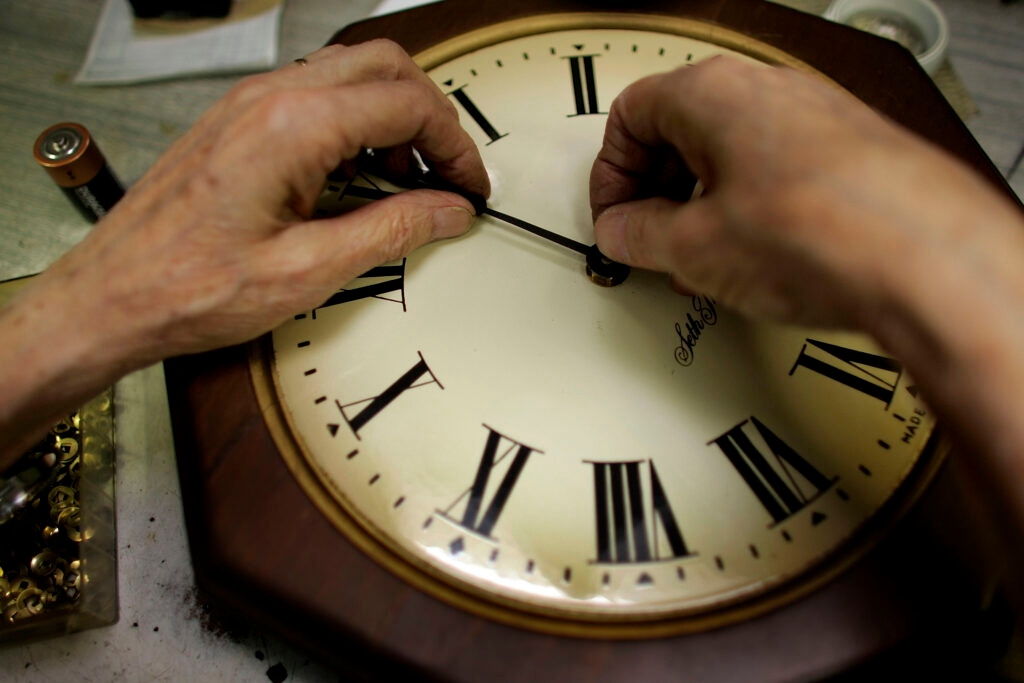 Lawmakers advance competing bills to end Nebraska's twice-yearly clock changing