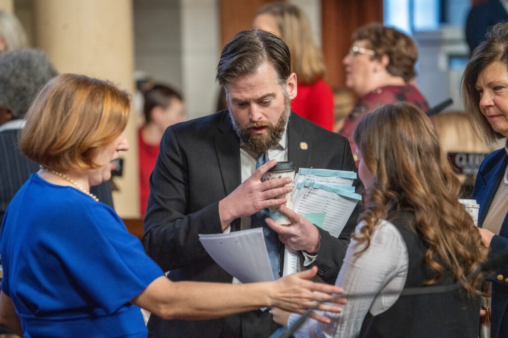 Bill advances to expand postpartum at-home nurse visits for Nebraska mothers on Medicaid
