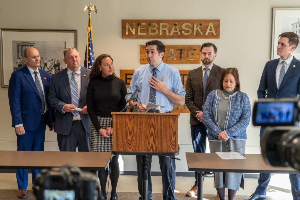 Lawmakers unlikely to lower minimum retirement age for Nebraska school employees