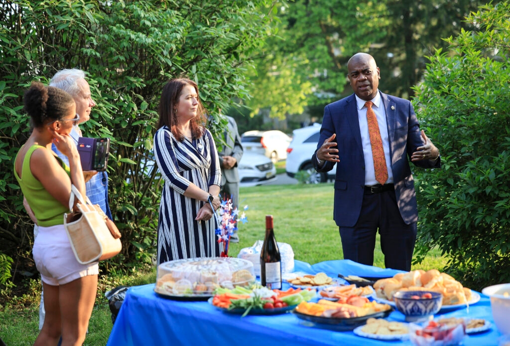 Governor hopefuls make final pitches as wild primary nears end