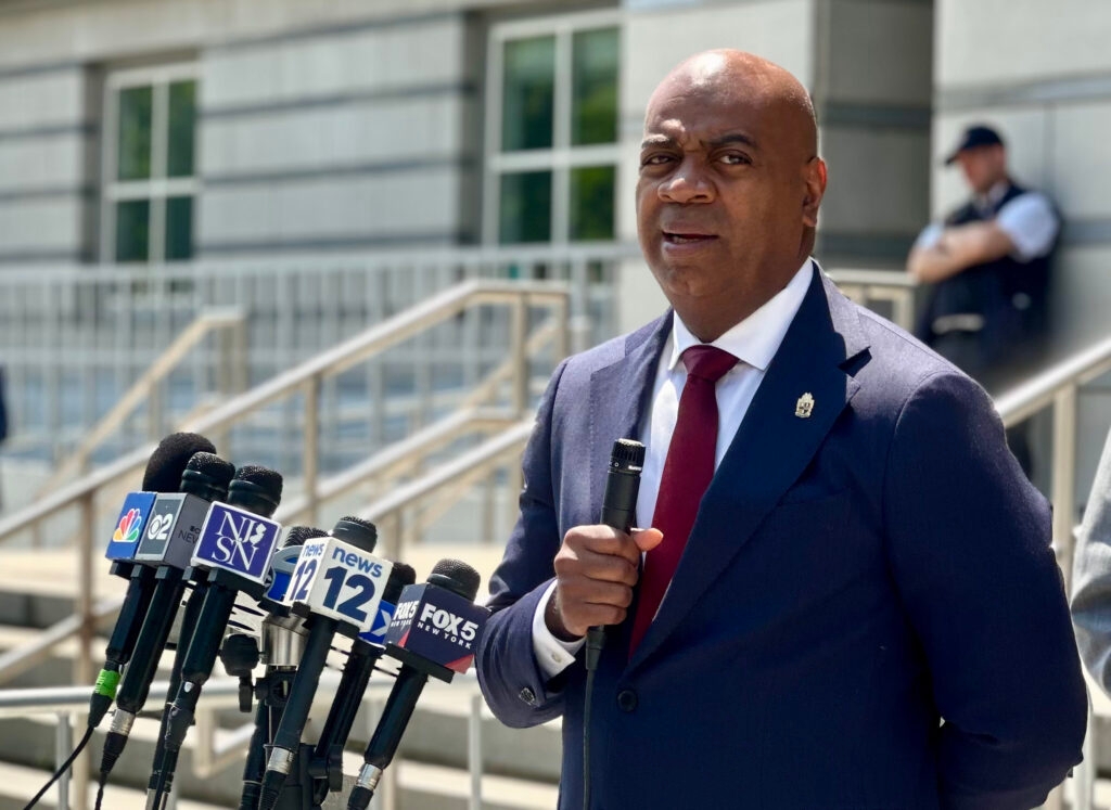 Newark mayor sues feds over arrest outside ICE facility